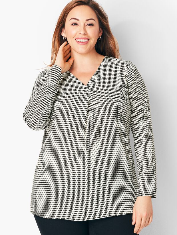 Plus Size Crepe Pleated Blouse - Diamond Print