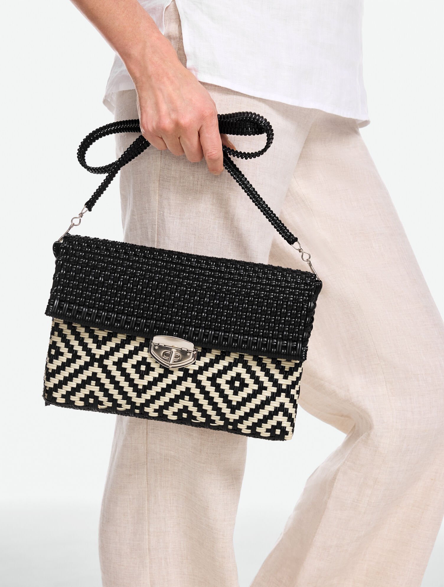 Un Pueblo Crossbody Clutch