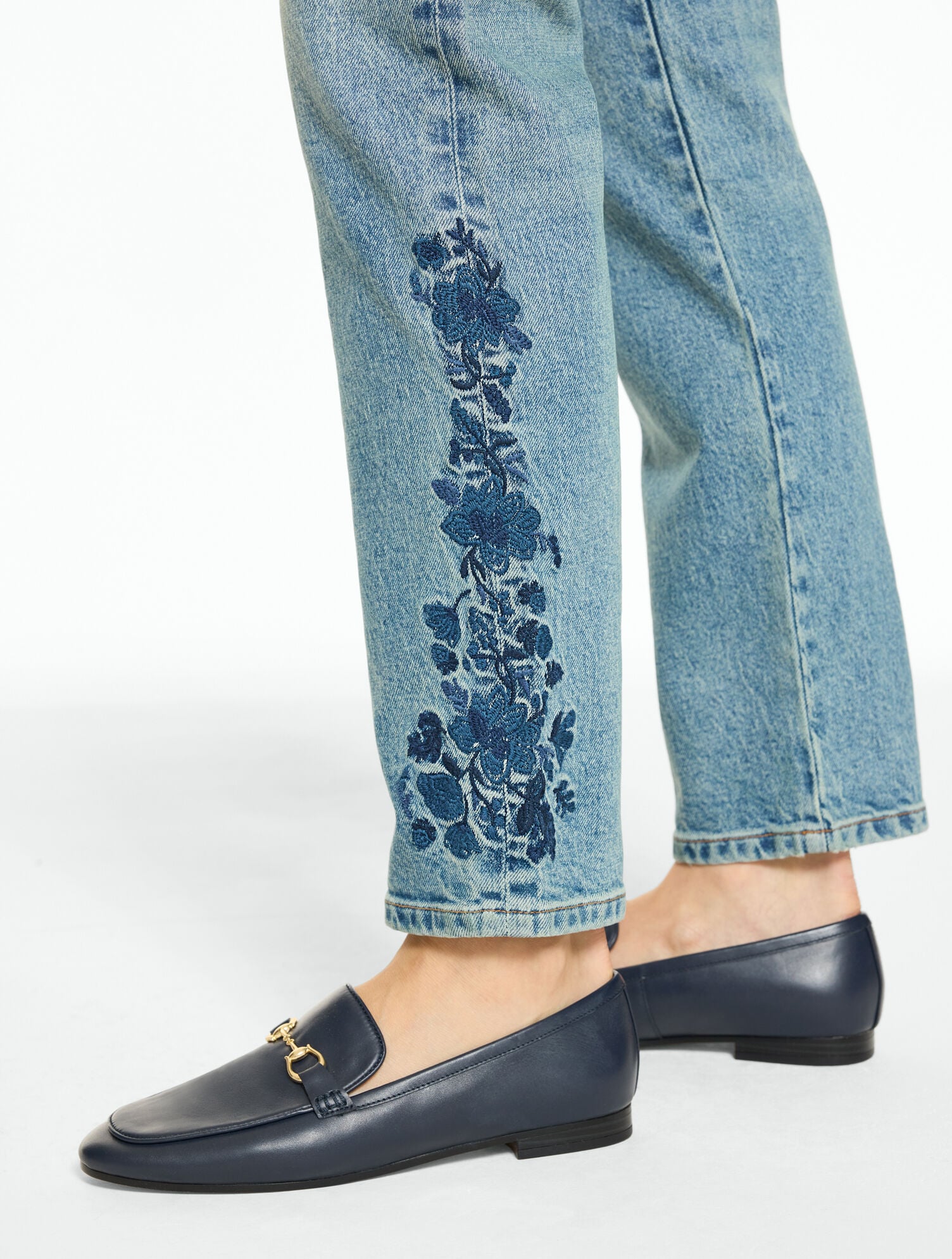 Classic Relaxed Straight Leg Embroidered Jeans &ndash; Poppy Wash