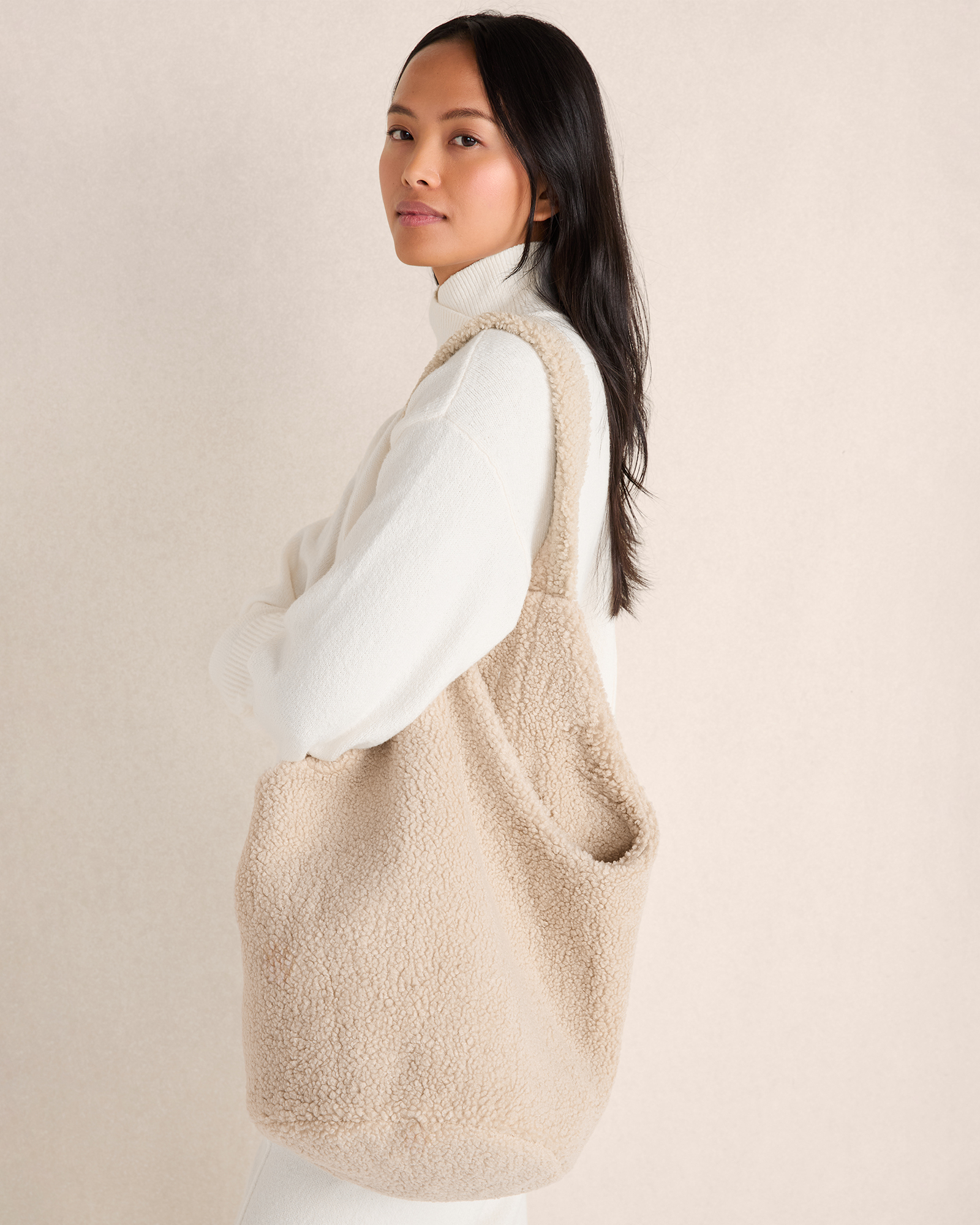 Curly Sherpa Bucket Tote - thumbnail 7