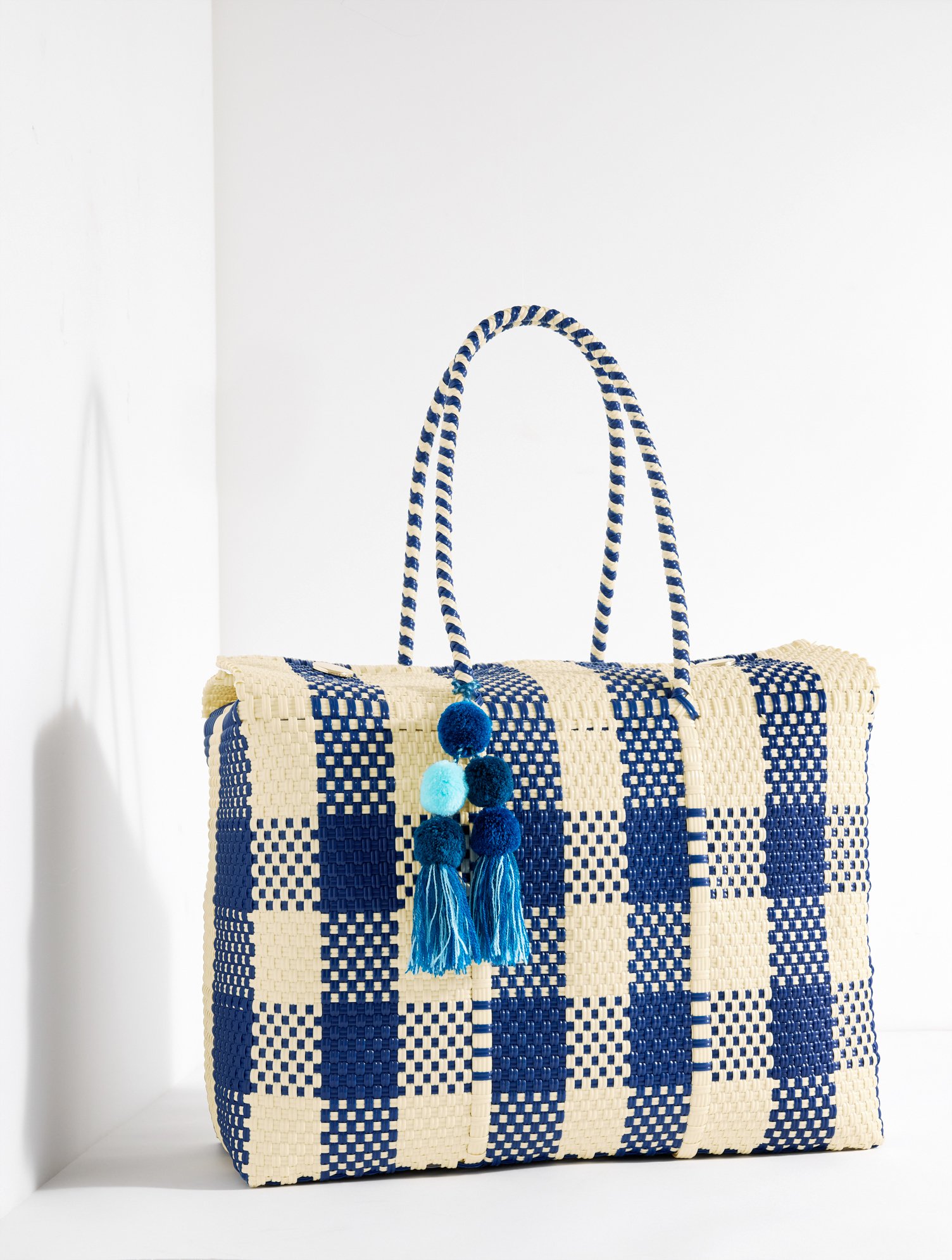 Un Pueblo Bombon Tote