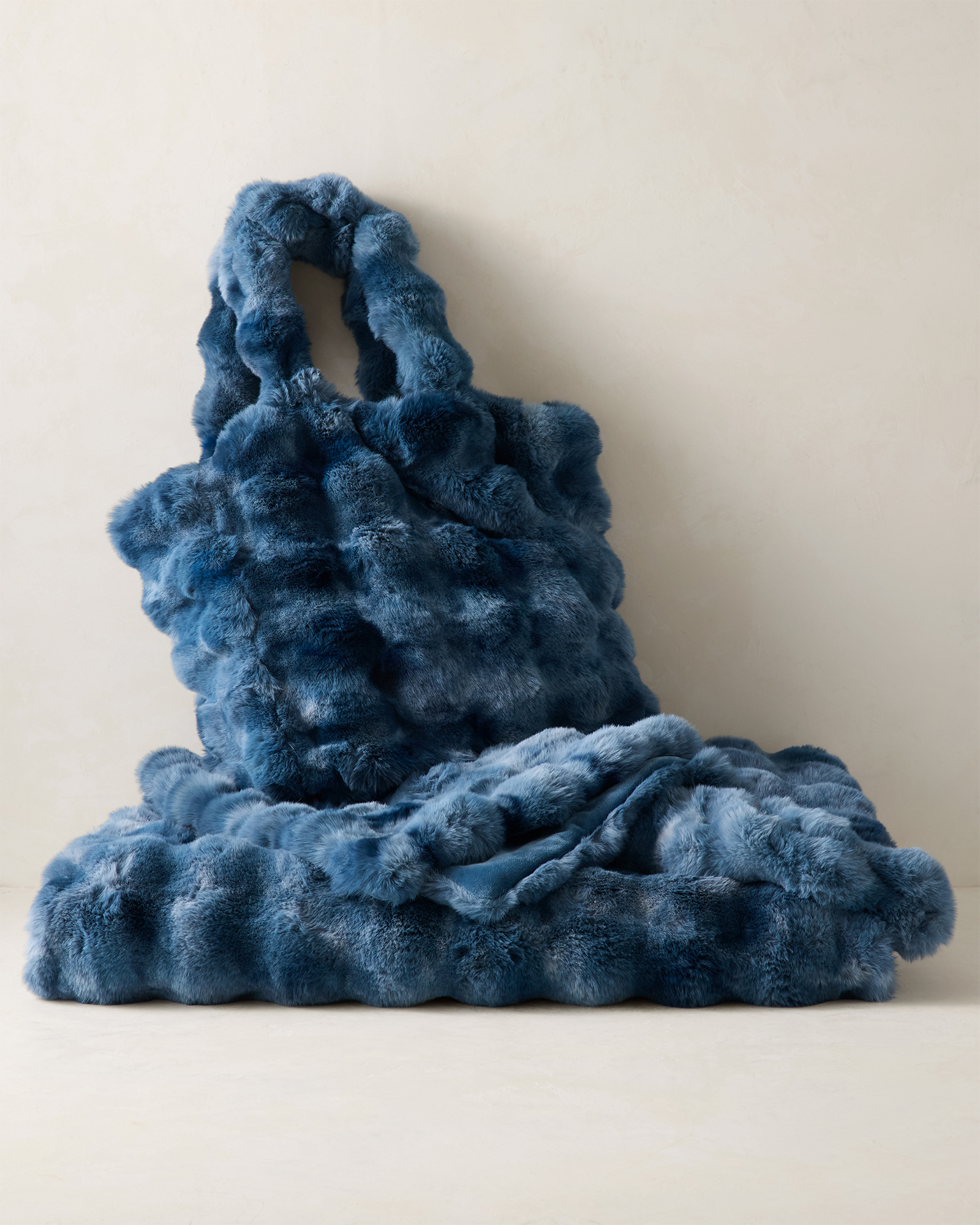 Faux Fur Throw Blanket and Tote - thumbnail 8
