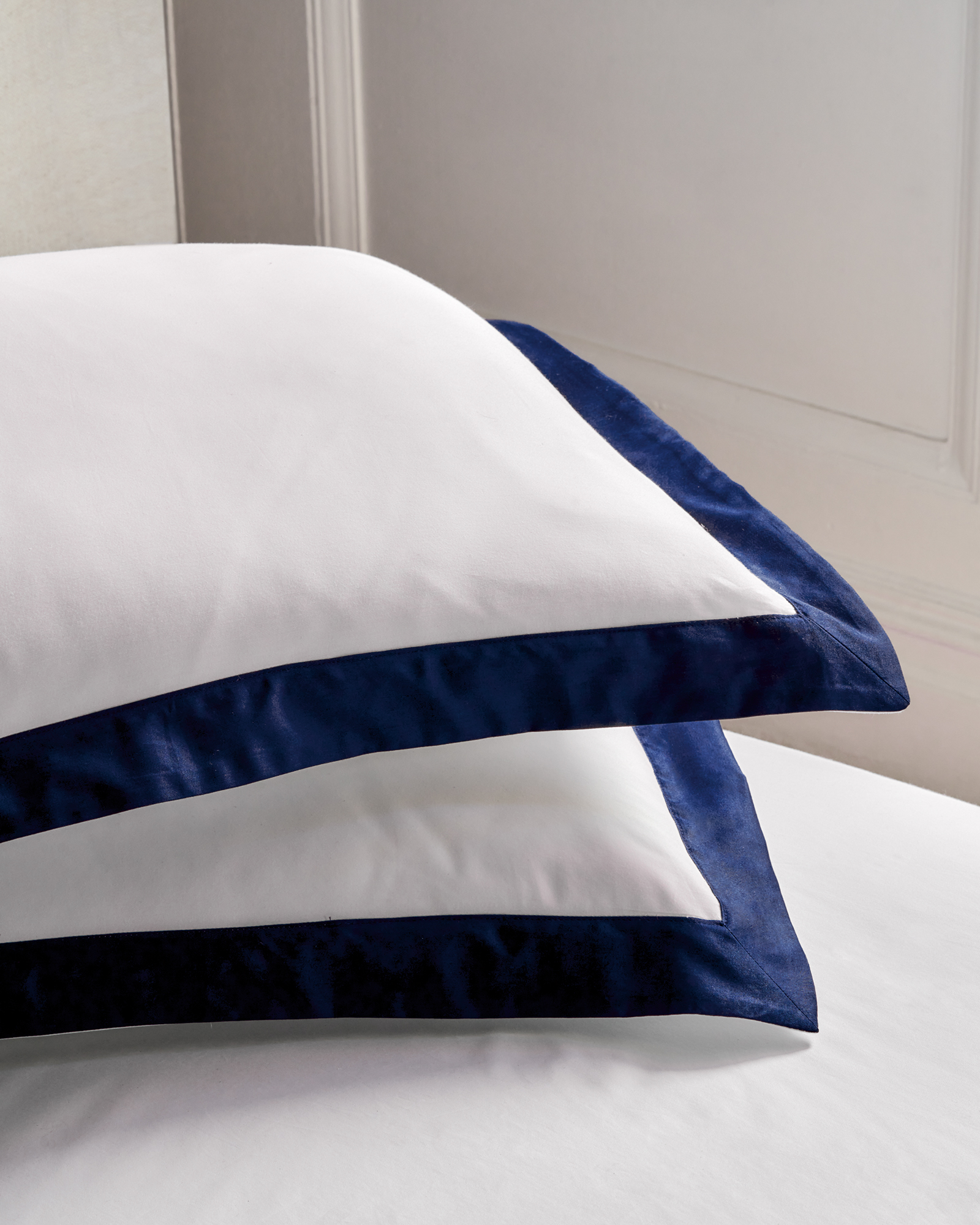 Talbots Organic Cotton Sat-shirtn Sham Set - White/true Navy Blue - Std  In White,true Navy Blue